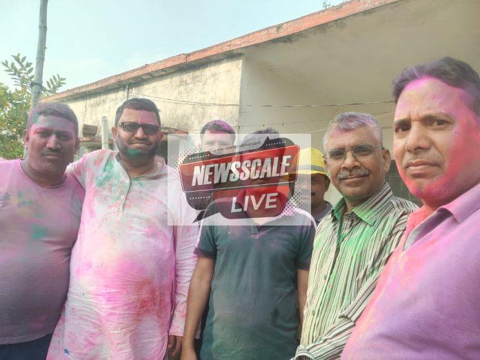 09 Holi Par Ek Dusre Ko Rang Lagate Log Chatra
