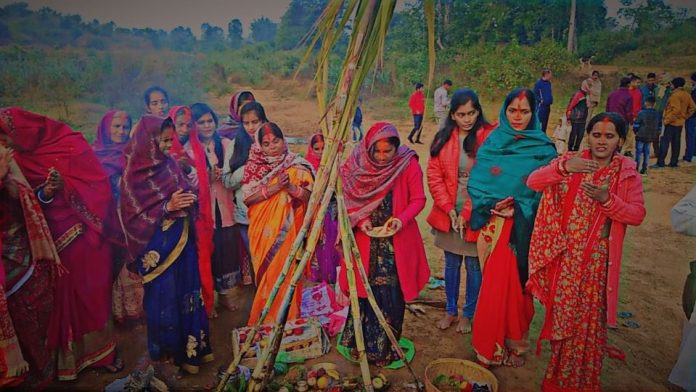 20 Chhath Ghat Me Arghy Arpit Karte Vrati Chatra