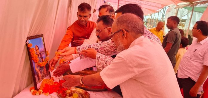 01 Shrdhanjalu Karyjram Me Shamil Log Chatra