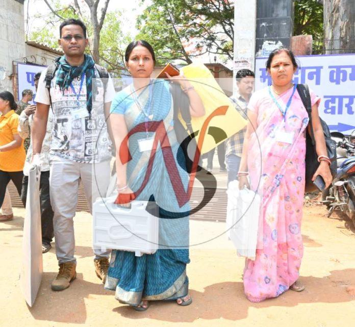 19 Matdan Kendr Par Pahunchi Karmi Chatra