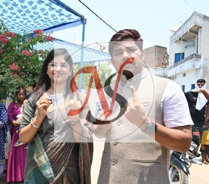 20 Matdan Karne Ke Bad Nishan Dikhate Dc Chatra