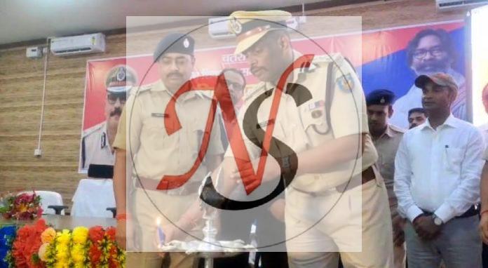 10 Dig Police Ke Jansamadhan Karykaram Ka Udghatan Karte Chatra