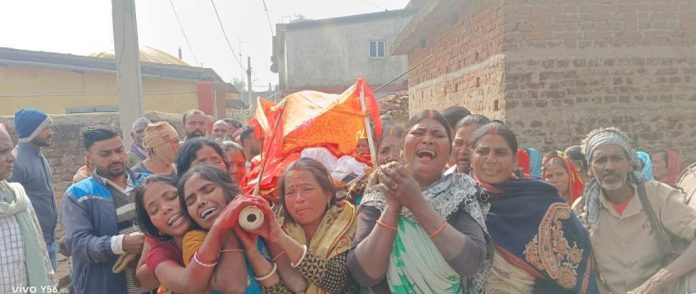 13 Arthi Ko Kandha Deti Betiyan Chatra