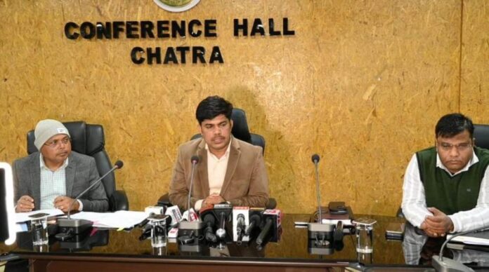 01 Pc Me Jankari Dete Dc Chatra1