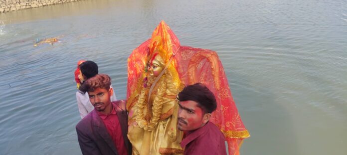 04 Pratima Ke Vidai Me Shamil Yuva Chatra