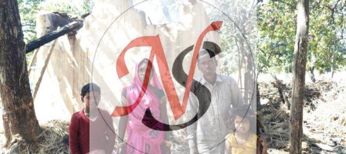 14 Jale Ghar Ke Samne Khadi Mahila Chatra