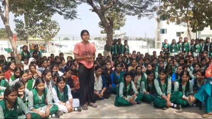 17 Dharne Par Baithi Chhtrayen Chatra1