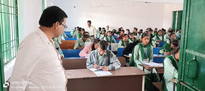 18 Pariksha Dete Chhatr Chatra