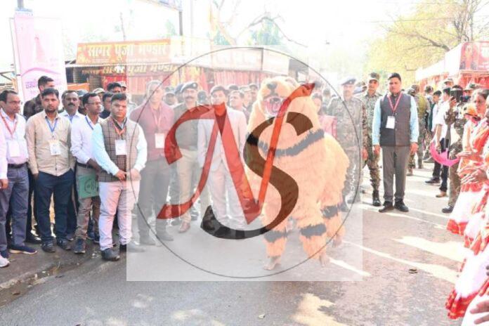 19 Surksha Me Lage Police Karmi Chatra
