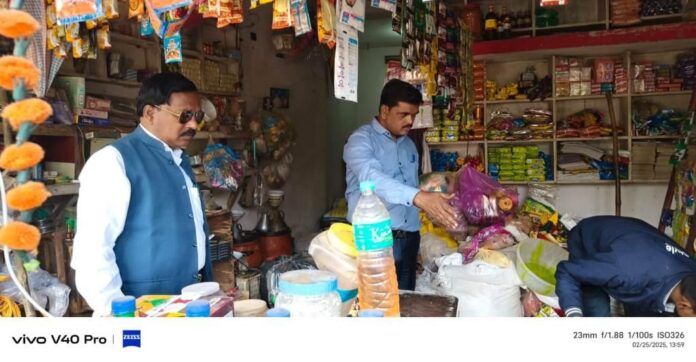 25 Dukano Ki Janch Karte Padadhikari Chatra