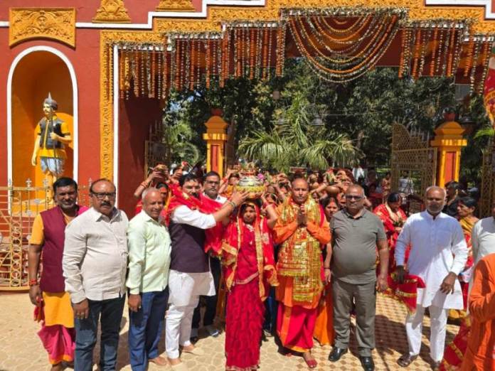 03 Kalash Yatra Me Shamil Shrdhalu Chatra