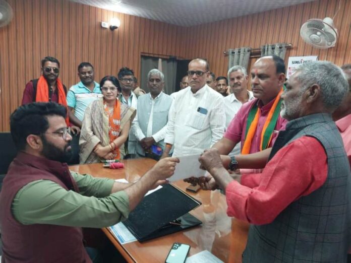 04 Dharna Me Shamil BJP Karykrta Chatra1