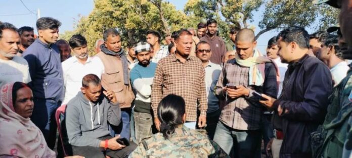 04 Ghatna Sthal Par Adhikari & Gramin Chatra1