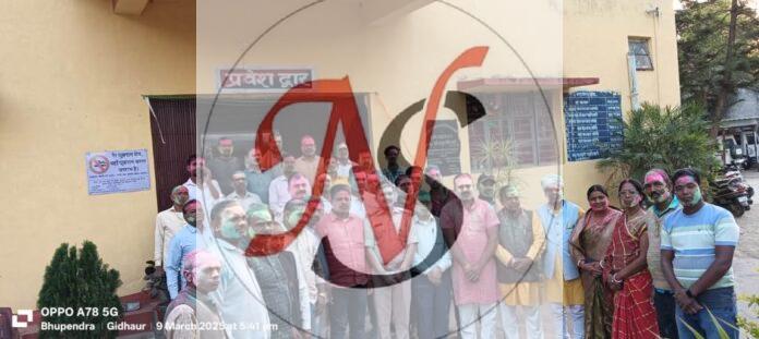 09 Giddhaur Ke Shanti Samiti Ke Baithak Me Log Chatra