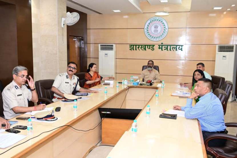 आगामी पर्व-त्योहारों के मद्देनजर राज्य में विधि व्यवस्था के संधारण को लेकर मुख्यमंत्री ने की उच्चस्तरीय बैठक, बेहतर विधि व्यवस्था का संधारण हर हाल में सुनिश्चित करें, जुलूस मार्गाे का भौतिक सत्यापन जरूरी