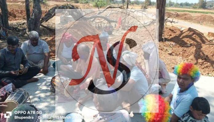 16 Holi par Ek Dusre Ko Rang Lagate Log Chatra