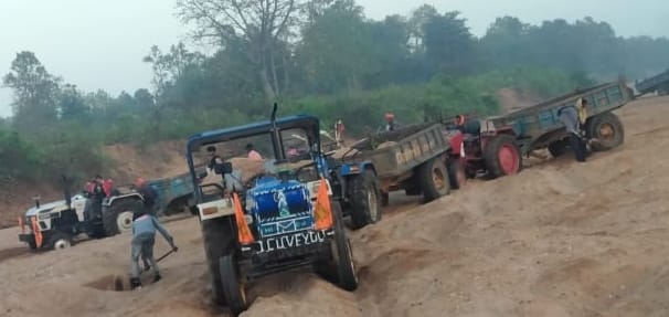 19 Nadi Se Balu Uthav Me Lage Trector Chatra