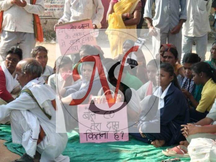 25 Virodh Prdarshan karte Gavn Ganrajy Ke Log Chatra