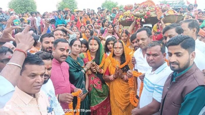03 Chhath Ghat Par Sandhya Argh Ko Lekar Umadi Bhid Chatra