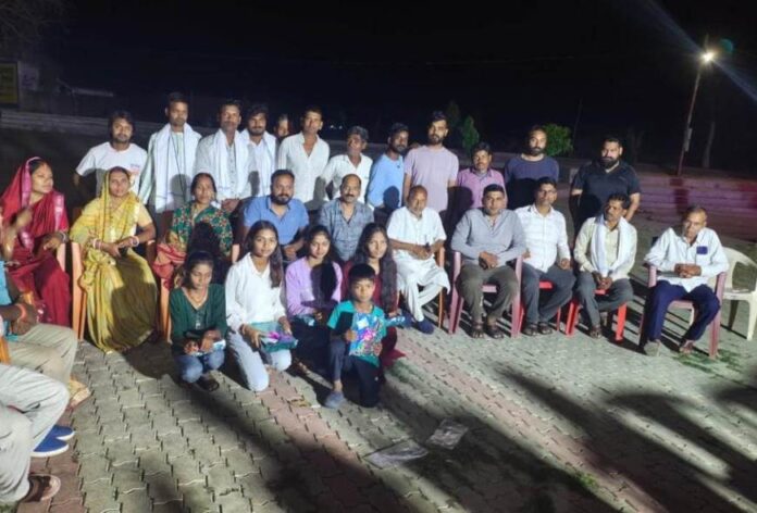 10 Upasthit Kalakr, Prtinidhi & Club Ke Log Chatra