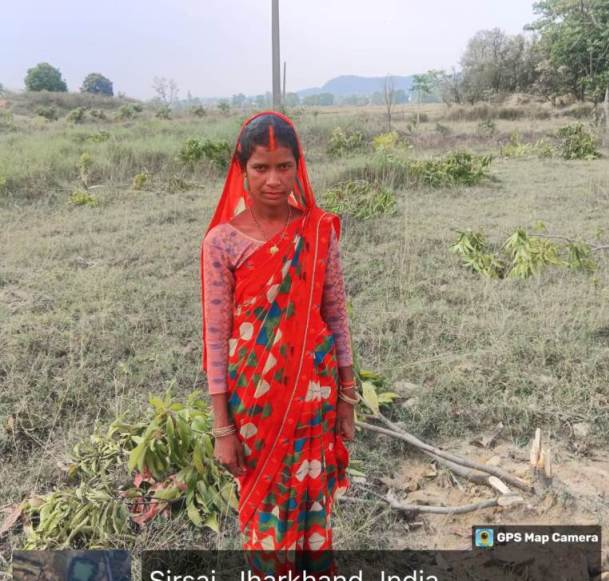 15 Chhatigrast Ped Ke Bich Buktbhogi Chatra