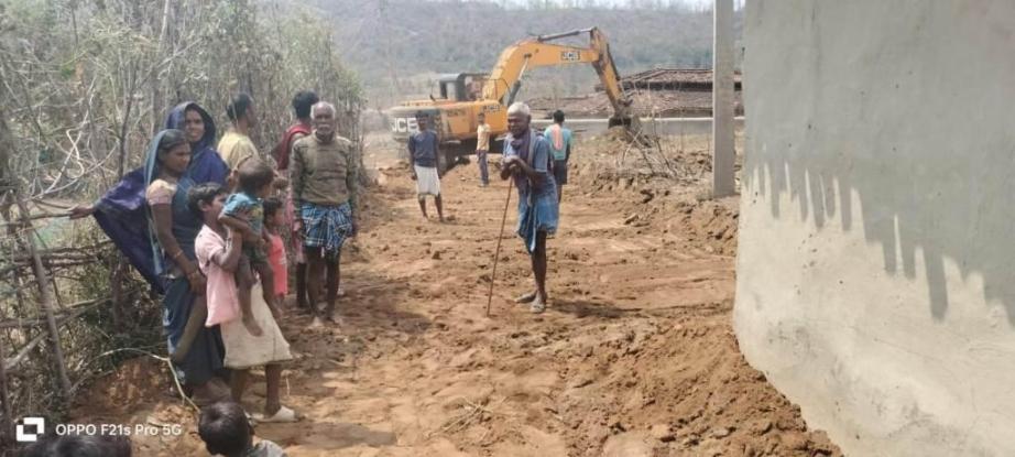 सरकारी उदासीनता से क्षुब्ध ग्रामीणों ने निजी खर्च से बनाया सड़क