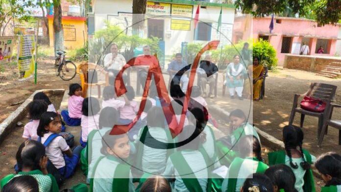 16 Bal Sansad Me Shamil Bachche Chatra