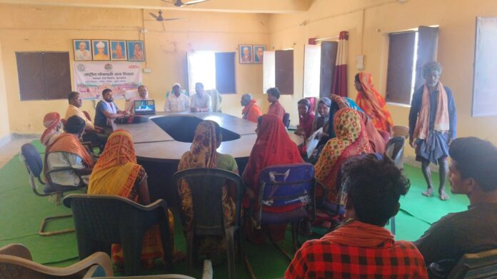 24 Panchayt Bhawan Me Live Prsaran Dekhate Log Chatra