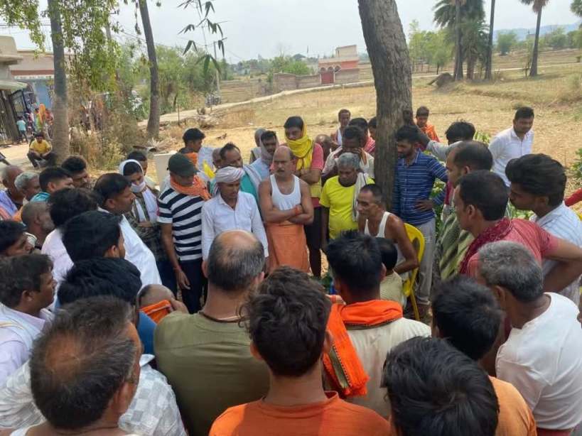 सड़क हादसे में मृतक के परिजनों से मिले विधायक, बंधाया ढाढस