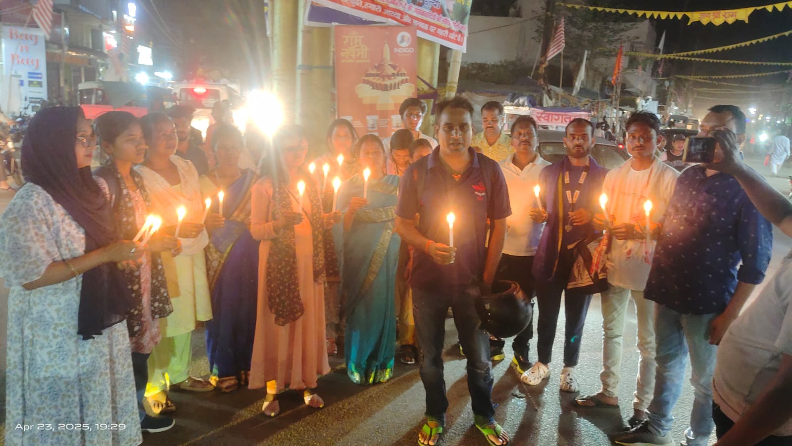 मिशन बदलाव टीम ने पहलगाम में मारे गए पर्यटकों के आत्मा शांति के लिए निकाला कैंडल मार्च, कहा कायरतापूर्ण है आतंकवादियों द्वारा निहत्थे लोगों की हत्या करना