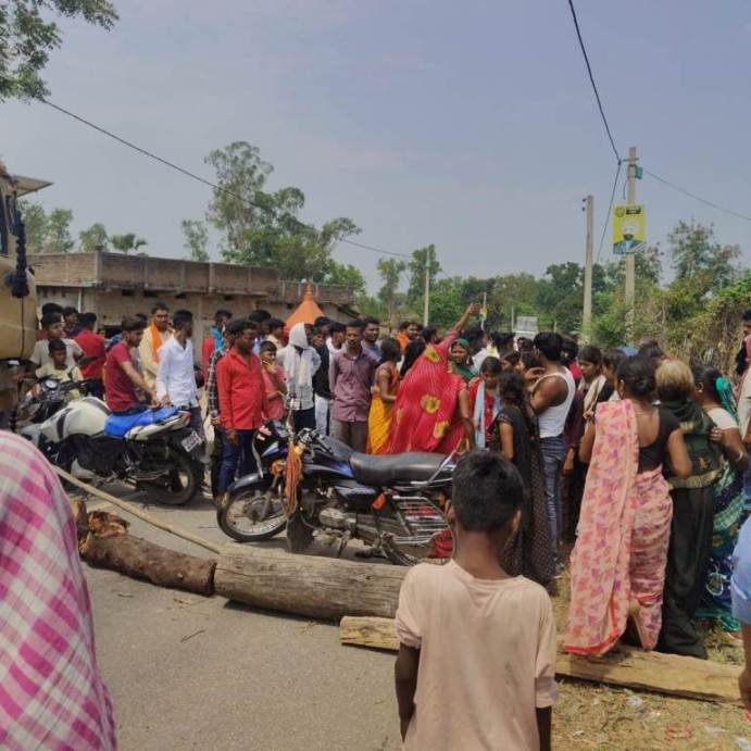 11 Sadak Jam Karte Aakroshit Log Chatra