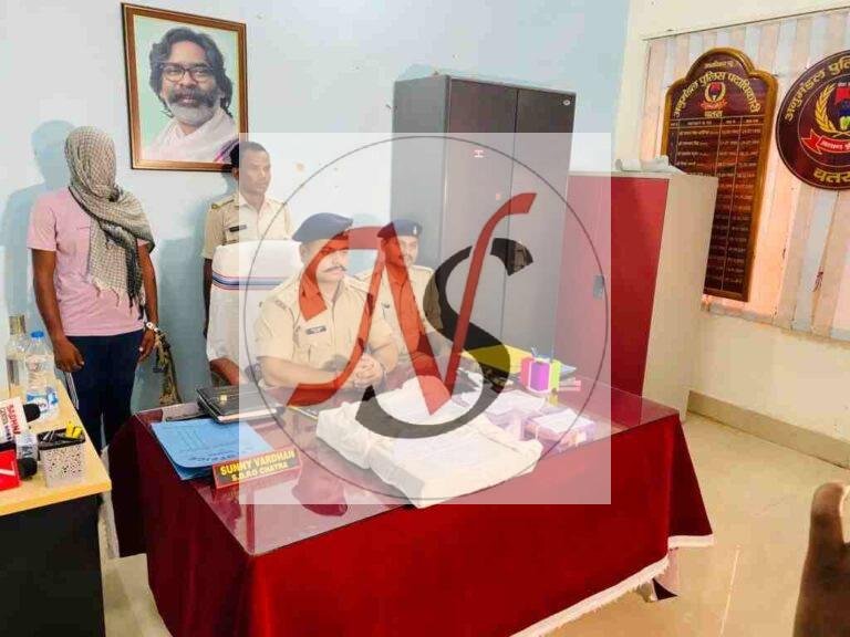 पुलिस का धमाका: साइबर अपराधी गिरफ्तार; अर्टिगा कार व स्कूटी सहित जाली दस्तावेजों का जखीरा जब्त