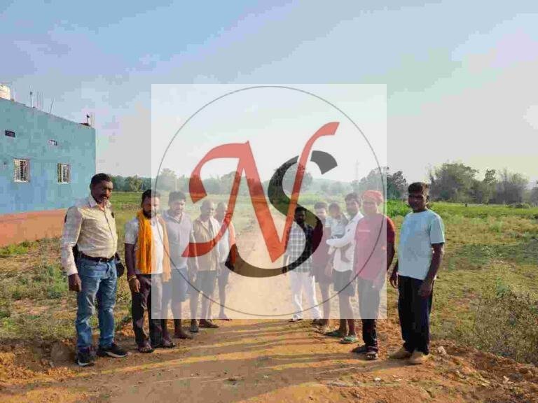 मिसाल: ग्रामीणों ने श्रमदान से बना डाली 3 किमी लंबी सड़क; निजी खर्च से चलाई जेसीबी और ट्रैक्टर