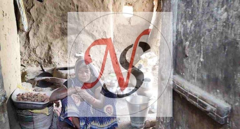 सरकारी आवास की आस में जर्जर घर में गुजर रही बुजुर्ग विधवा की जिंदगी