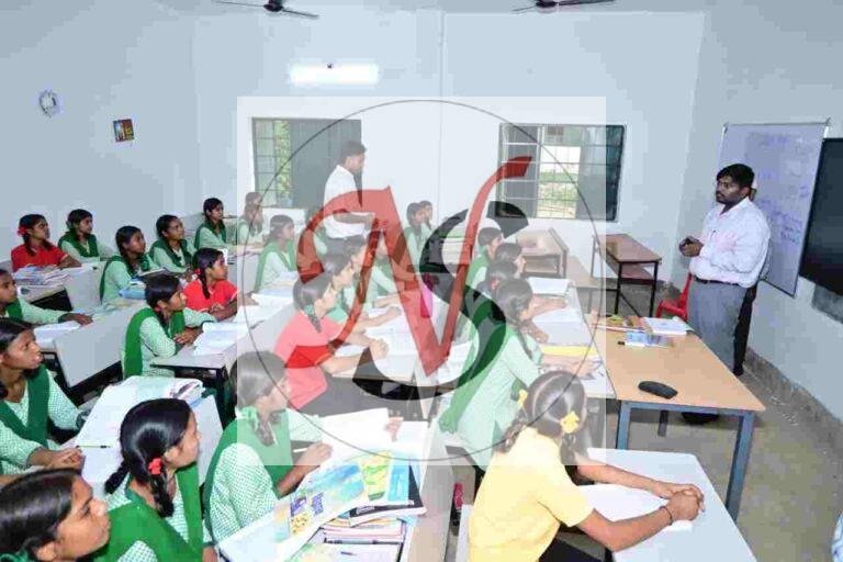 कस्तूरबा विद्यालय पहुंचीं उपायुक्त, छात्राओं को पढ़ाया विज्ञान का पाठ