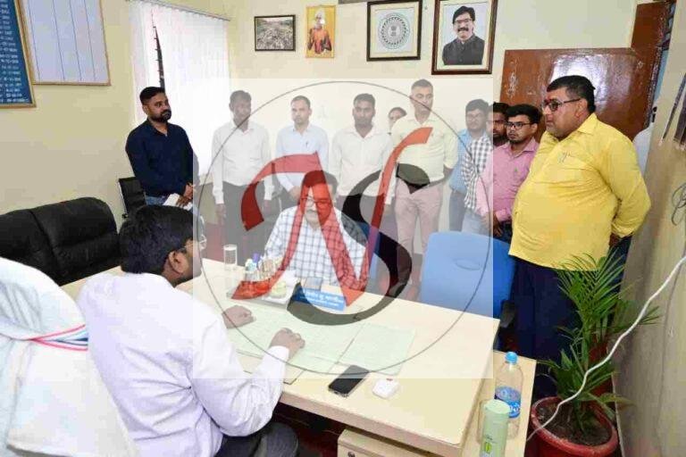 उपायुक्त का औचक निरीक्षण, अनुपस्थित कर्मियों पर कार्रवाई के निर्देश