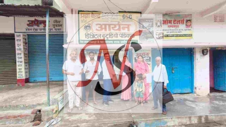 विशेष गहन पुनरीक्षण अभियान के तहत घर-घर पहुंच रहे बीएलओ
