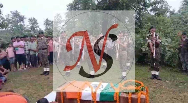 सड़क हादसे में शहीद सीआरपीएफ जवान पंचतत्व में विलीन, सैनिक सम्मान के साथ 24 घंटे बाद अंतिम विदाई