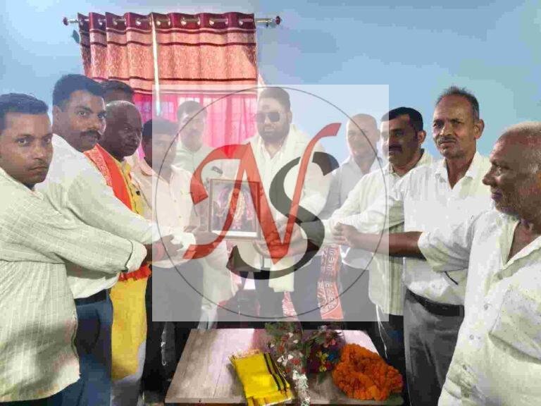 जेएलकेएम नेता के गांव पहुंचे जेएमएम युवा नेता, परिजनों से की मुलाकात