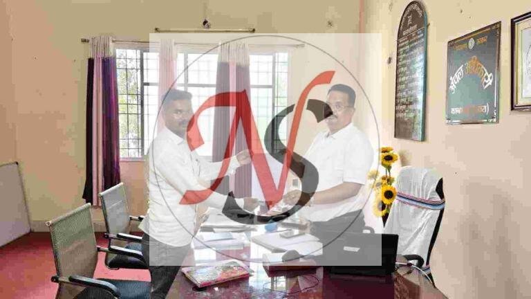 लंबित वन अधिकार पट्टों के निष्पादन की मांग, JLKM ने अंचलाधिकारी को सौंपा ज्ञापन