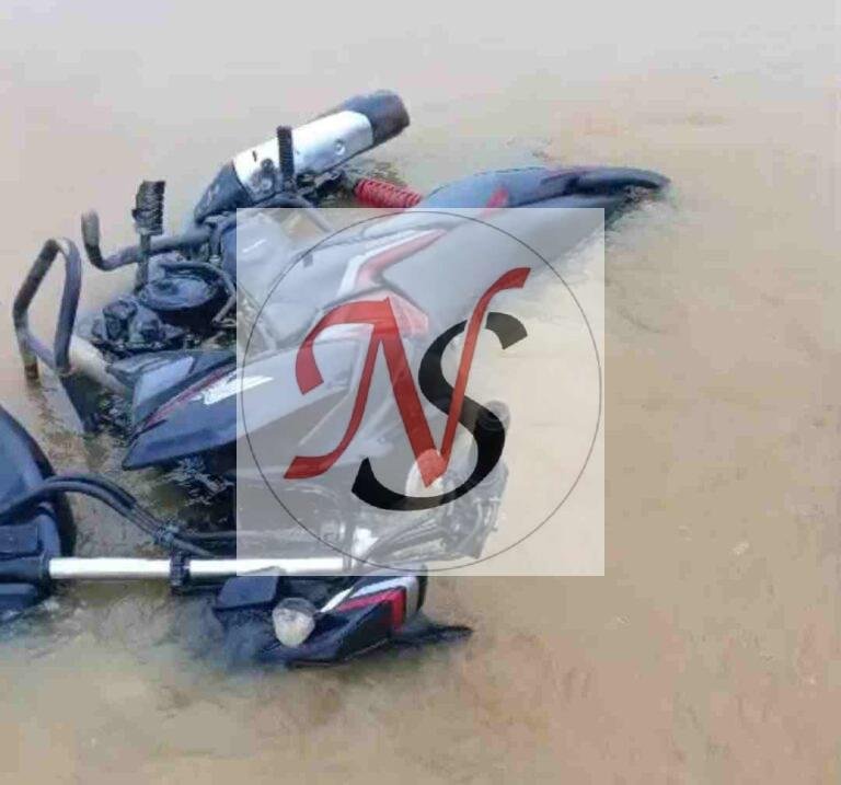 नदी से लावारिस बाइक बरामद, मालिक की तलाश में जुटी पुलिस