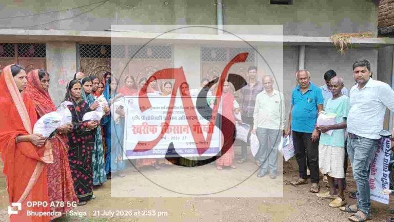 गांव में किसानों के बीच मक्का बीज का वितरण