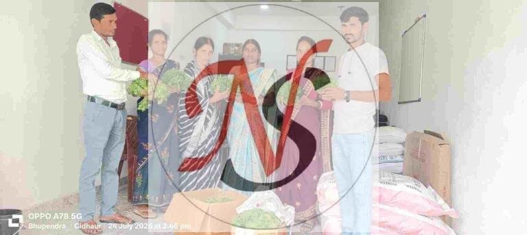एफपीओ में किसानों के बीच 10 हजार गेंदा फूल के पौधों का वितरण