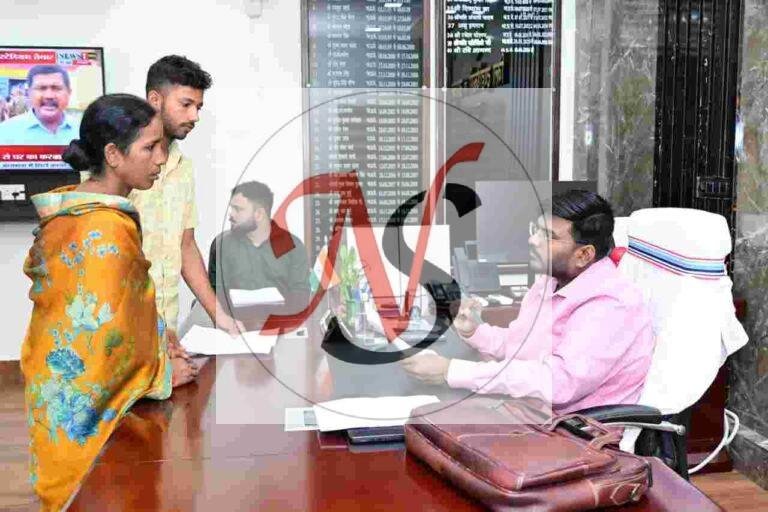 जनता दरबार में उपायुक्त ने सुनीं आमजनों की समस्याएं