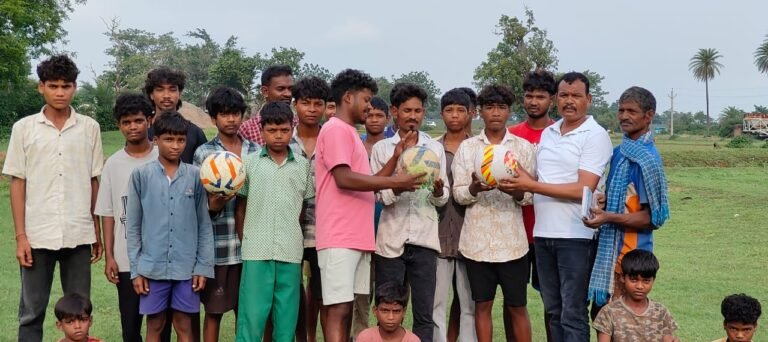 खेल प्रतिभा को बढ़ाने के लिए भारतीय जनता पार्टी युवा नेता पवन तिग्गा ने फुटबॉल का वितरण किया