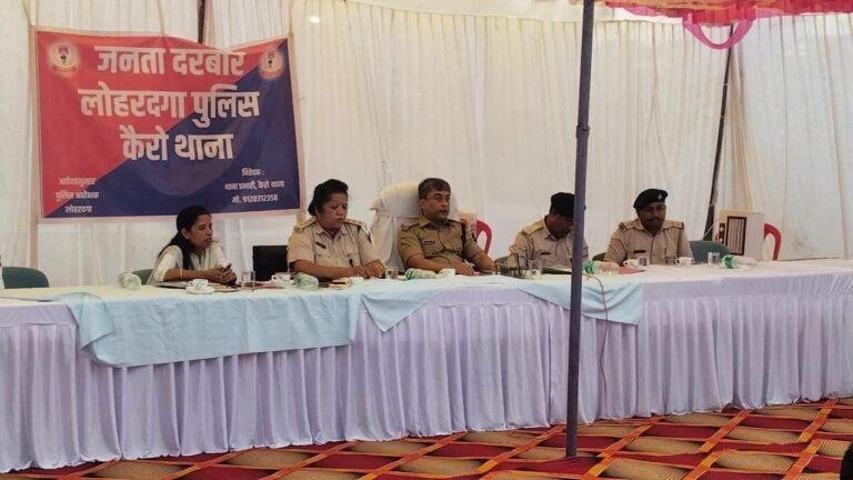 थाना परिसर में जनता दरबार: SP ने कहा—थाने में सुनवाई न हो, तो सीधे मेरे पास आएं