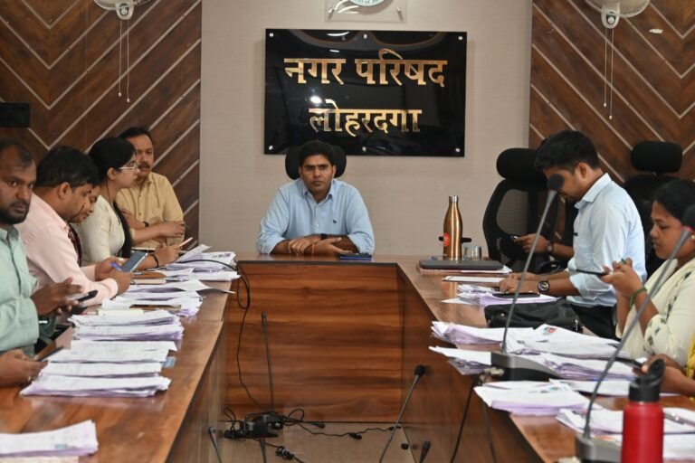 उपायुक्त ने नगर परिषद कार्यालय पहुंचकर विशेष गहन पुनरीक्षण (एसआईआर) कार्यों की प्रगति की समीक्षा की