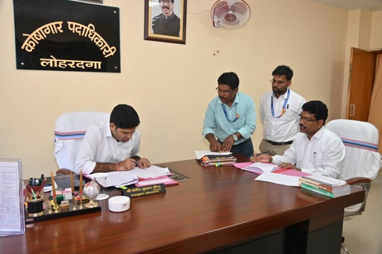 उपायुक्त ने जिला कोषागार का किया निरीक्षण—विभिन्न पंजियों एवं संचिकाओं का अवलोकन कर दिए आवश्यक दिशा-निर्देश*