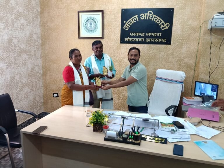 SIR में शतप्रतिशत काम करने पर भंडरा के दो बीएलओ सम्मानित, सीओ ने कहा – बेहतर काम करने वालों को मिलेगा प्रोत्साहन