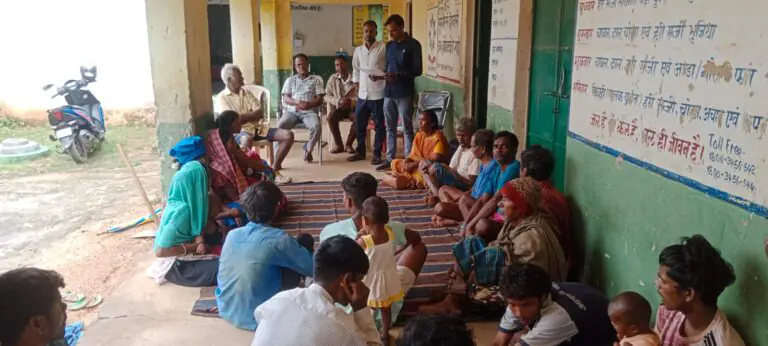 अमदारी प्राथमिक विद्यालय में सामाजिक अंकेक्षण के बाद ग्राम सभा, कई खामियां आईं सामने